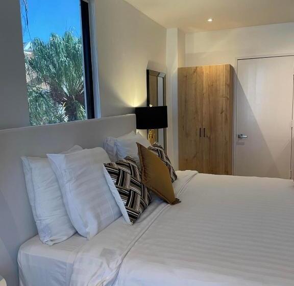 اتاق اجرایی, Saint Tropez Boutique