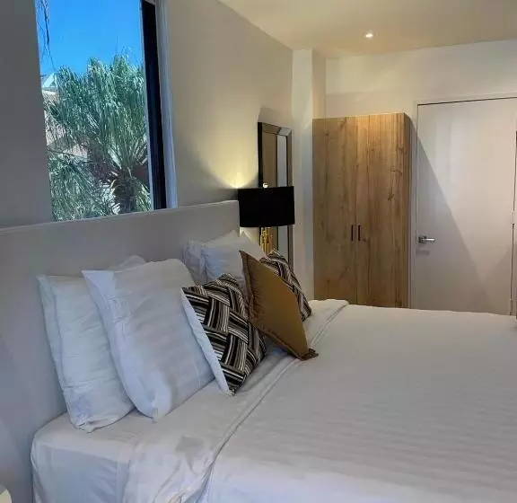 اتاق اجرایی, Saint Tropez Boutique
