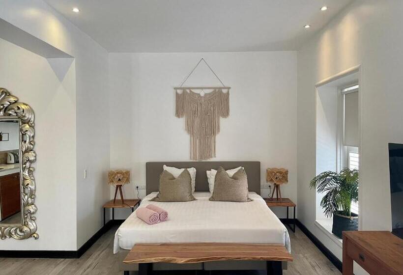 اتاق سوپریور با بالکن, Saint Tropez Boutique