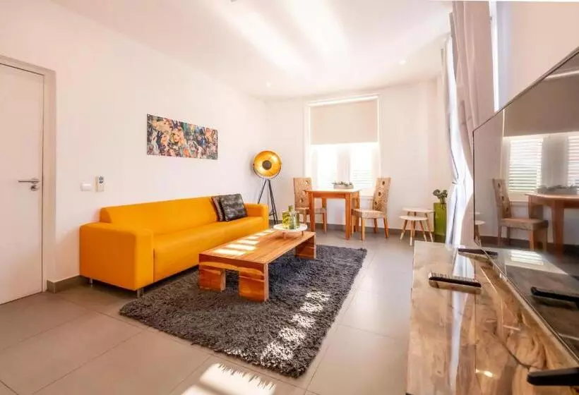 آپارتمان 2 خوابه با بالکن, Saint Tropez Boutique
