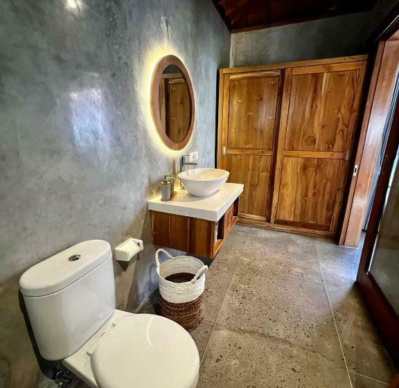 חדר דלוקס, Rich Village