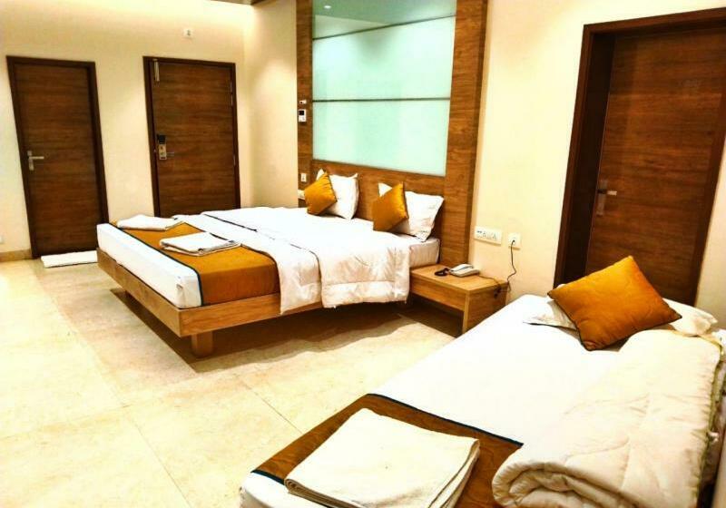 高级三人间, The Paradise Hotel   Luxury Stay