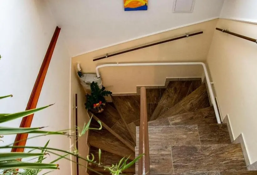 バスルーム共有のトリプルスタンダード, Luca Apartman