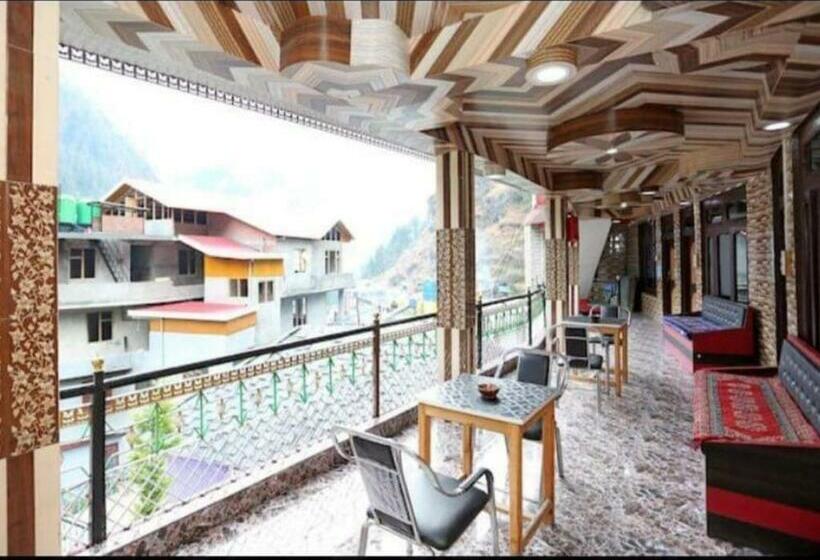 اتاق لوکس, Pineview Cafe