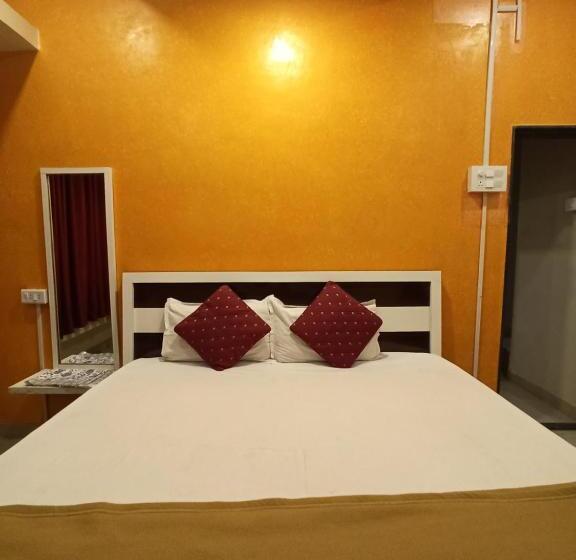 带大床的豪华间, Malwade Motel