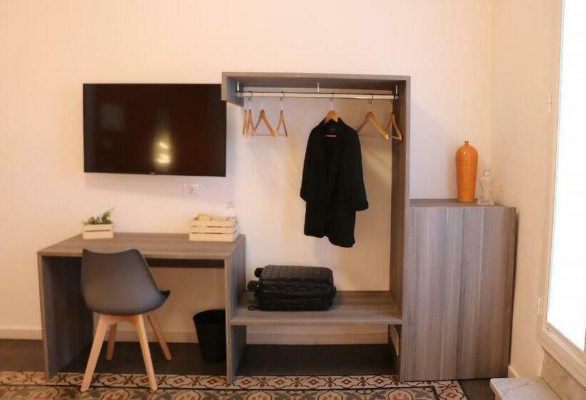 اتاق استاندارد با سرویس بهداشتی مشترک, Liotru Maisonne