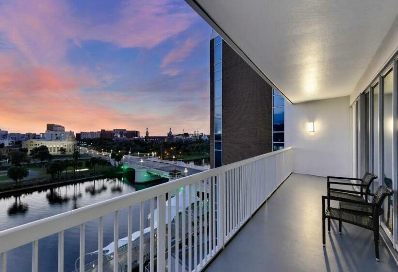 غرفة قياسية لذوى الاحتياجات الخاصة, Tampa Riverwalk