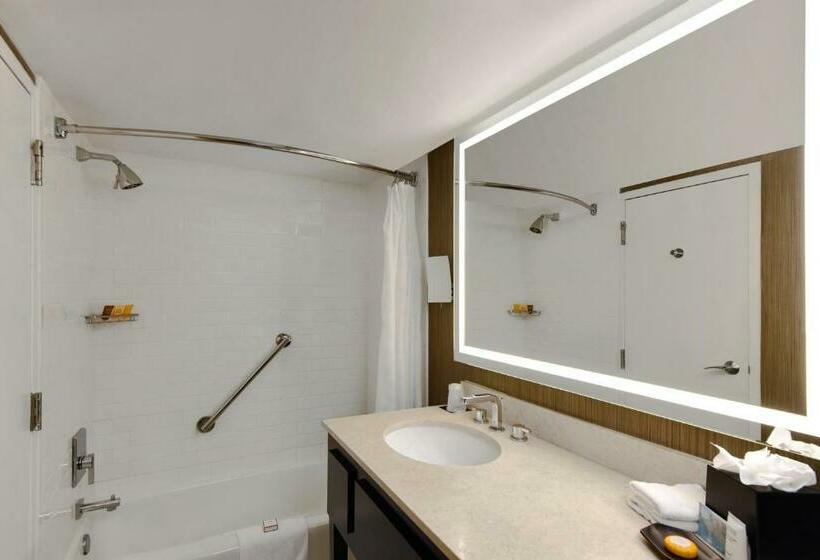 غرفة قياسية لذوى الاحتياجات الخاصة, Tampa Riverwalk