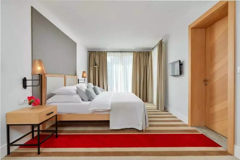 اتاق استاندارد با چشم‌انداز شهر, Crowne Plaza Budva