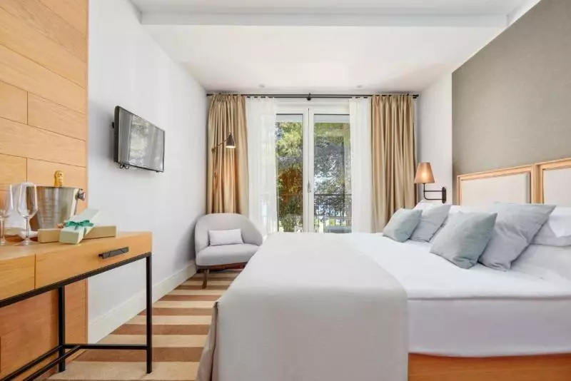 اتاق استاندارد با چشم‌انداز شهر, Crowne Plaza Budva