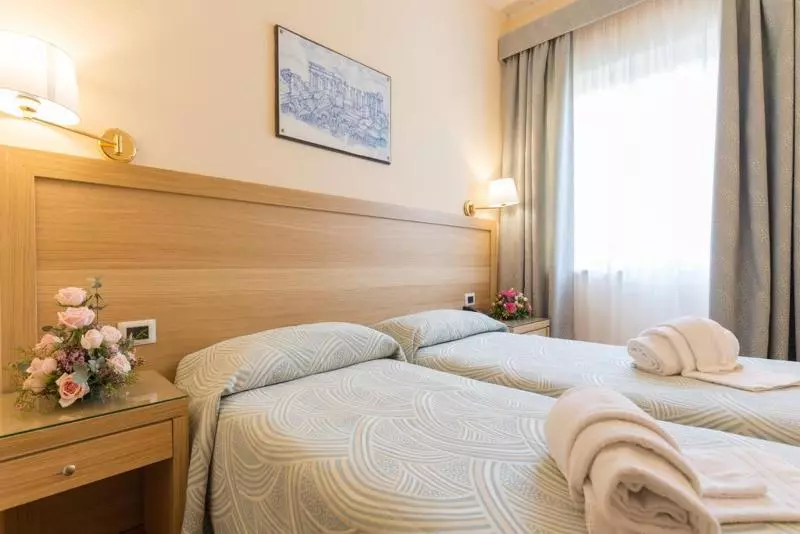اتاق اساندارد با چشم‌انداز جانبی به دریا, Crowne Plaza Budva