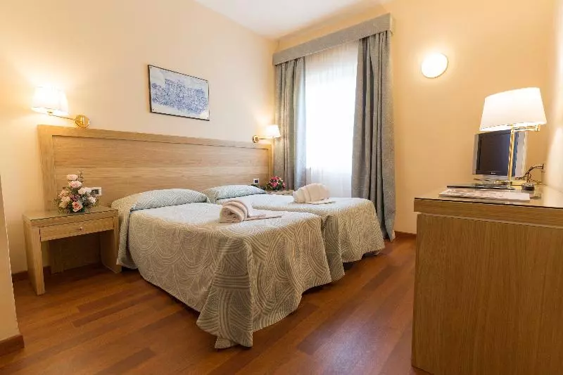 اتاق اساندارد با چشم‌انداز جانبی به دریا, Crowne Plaza Budva