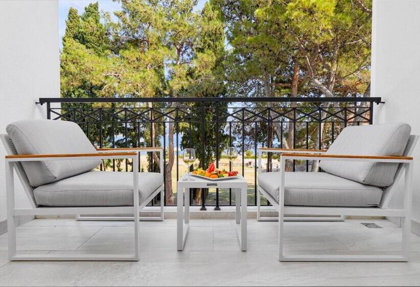 اتاق اساندارد با چشمانداز جانبی به دریا, Budva