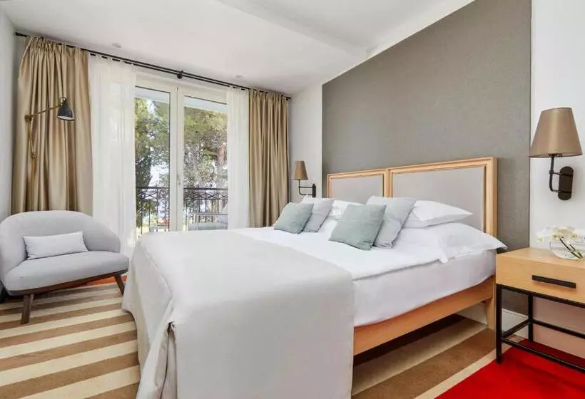 اتاق اساندارد با چشم‌انداز جانبی به دریا, Crowne Plaza Budva