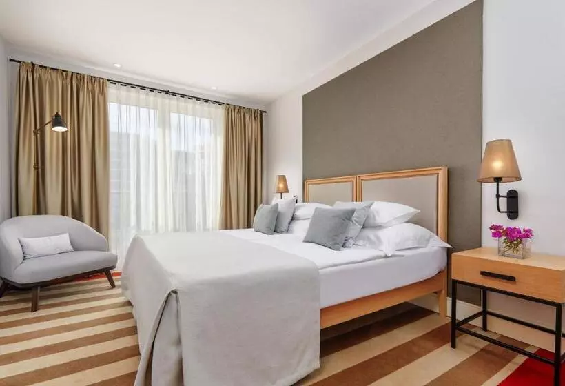 اتاق استاندارد با چشم‌انداز شهر, Crowne Plaza Budva