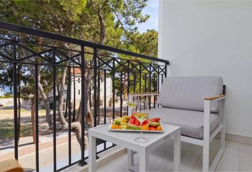 سوییت لوکس, Crowne Plaza Budva