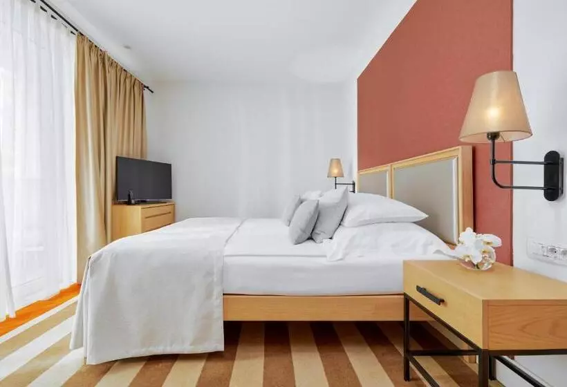سوییت لوکس, Crowne Plaza Budva