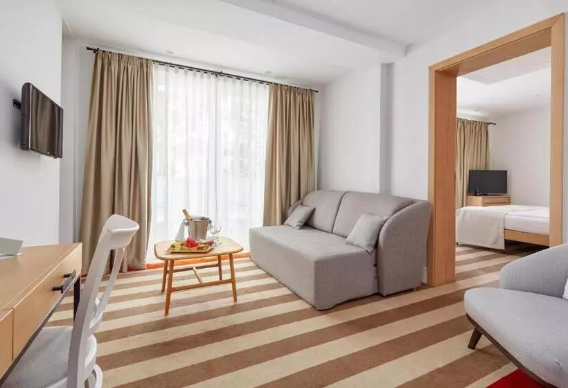 سوییت لوکس, Crowne Plaza Budva