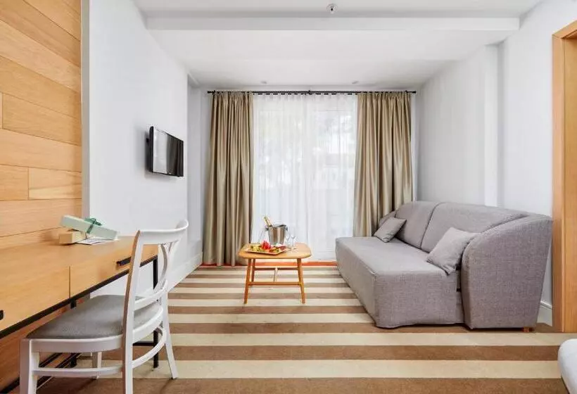 سوییت لوکس, Crowne Plaza Budva
