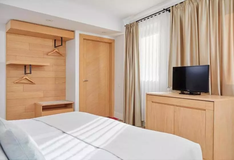 اتاق استاندارد برای معلولان, Crowne Plaza Budva