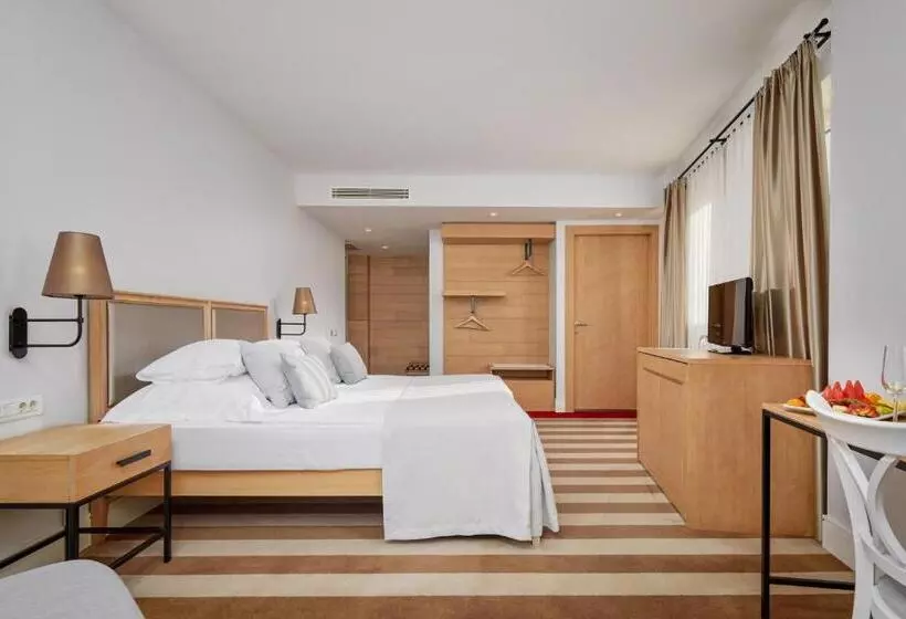 اتاق استاندارد برای معلولان, Crowne Plaza Budva
