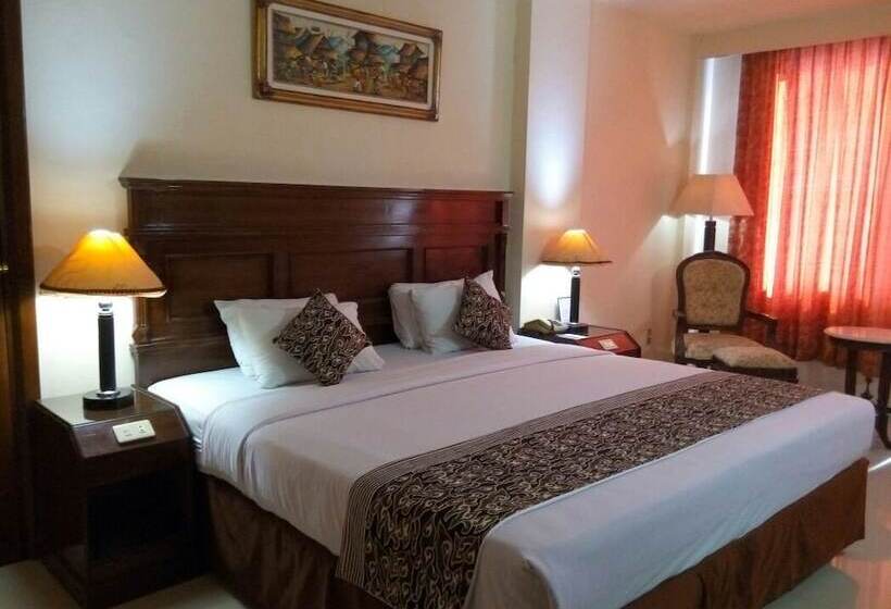 Delüks Oda, Merdeka Madiun