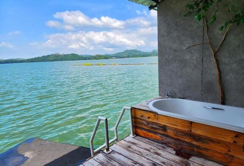Suite with lake view, บ้านไร่ วรรณ วาลย์ รีสอร์ท