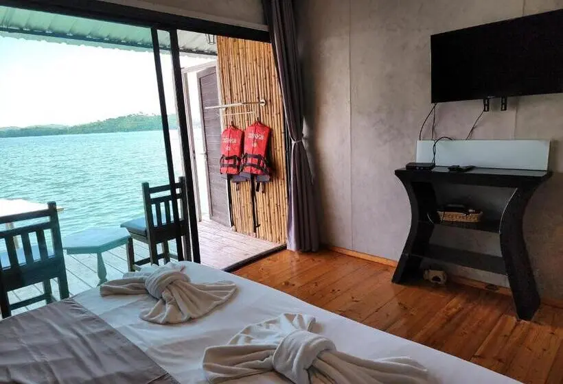 Suite with lake view, บ้านไร่ วรรณ วาลย์ รีสอร์ท