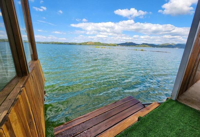 キングサイズベッドのスイートルーム, บ้านไร่ วรรณ วาลย์ รีสอร์ท