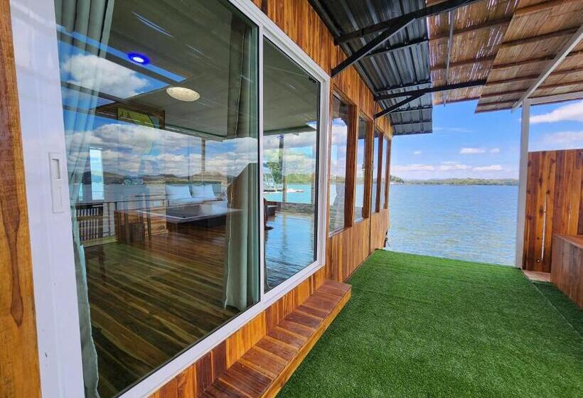 キングサイズベッドのスイートルーム, บ้านไร่ วรรณ วาลย์ รีสอร์ท