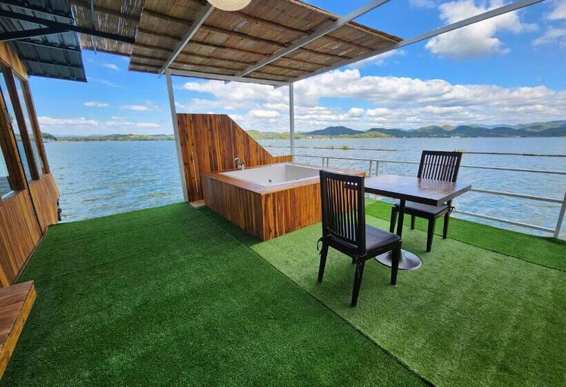 キングサイズベッドのスイートルーム, บ้านไร่ วรรณ วาลย์ รีสอร์ท