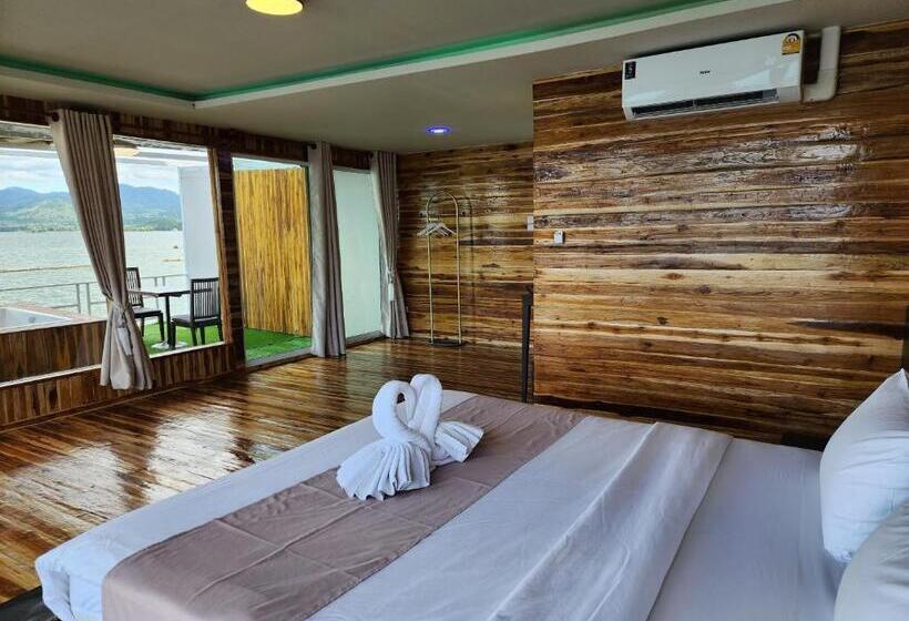 キングサイズベッドのスイートルーム, บ้านไร่ วรรณ วาลย์ รีสอร์ท