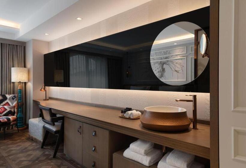 Deluxe Room King Size Bed