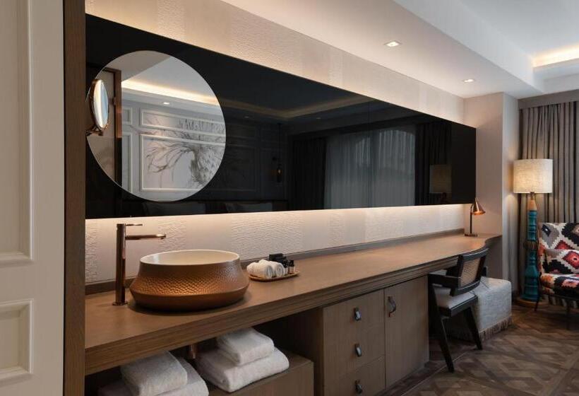 Standard Room Queen Size Bed