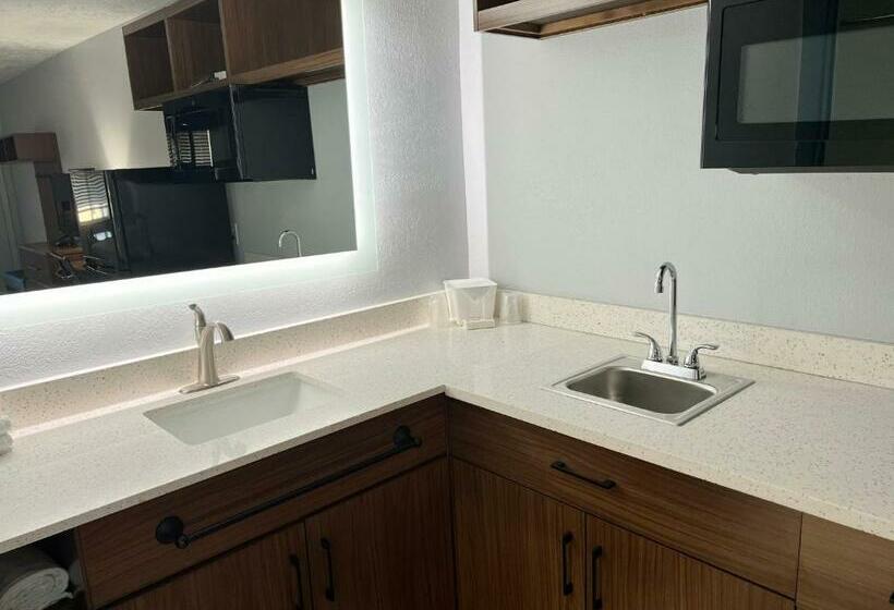 キングサイドベッドのスタンダードワンルーム, Hometowne Studios By Red Roof Georgetown, Ky