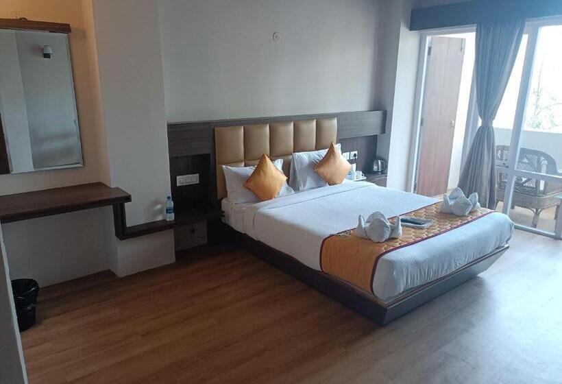 Premium room w/ mountain view, Golden Peaks Hotel & Restaurant