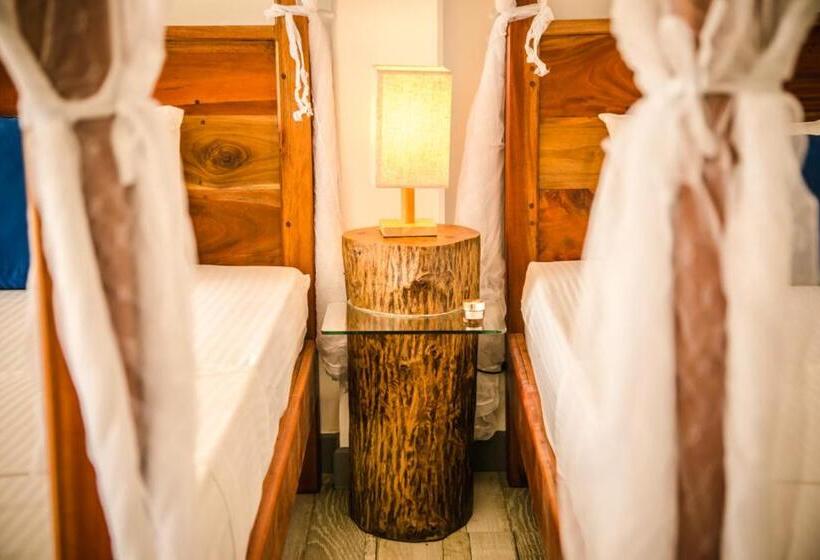 庭の見えるスタンダードトリプルルーム, Infinity Of Sri Lanka