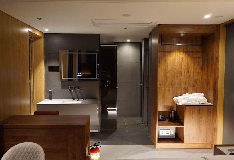 Номер Deluxe, Tt Gupo