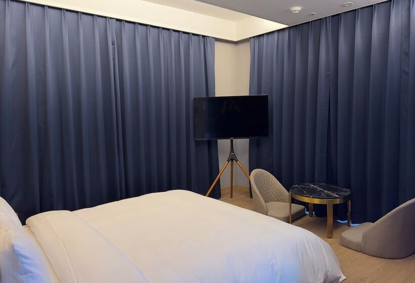 Номер Deluxe, Tt Gupo