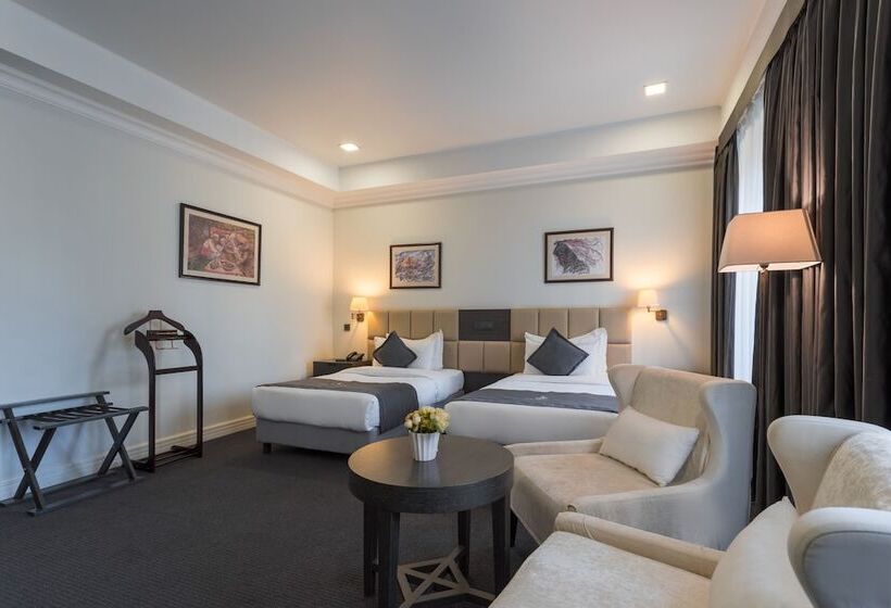 اتاق خانوادگی, Ambassador