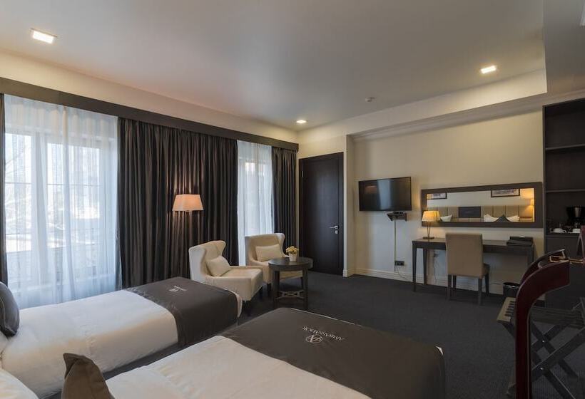 اتاق خانوادگی, Ambassador