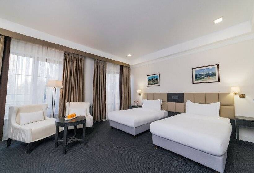 اتاق خانوادگی, Ambassador