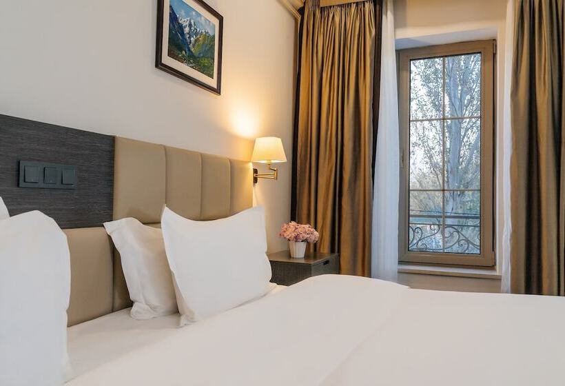 اتاق خانوادگی, Ambassador