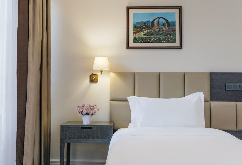 اتاق خانوادگی, Ambassador