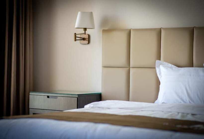 اتاق خانوادگی, Ambassador