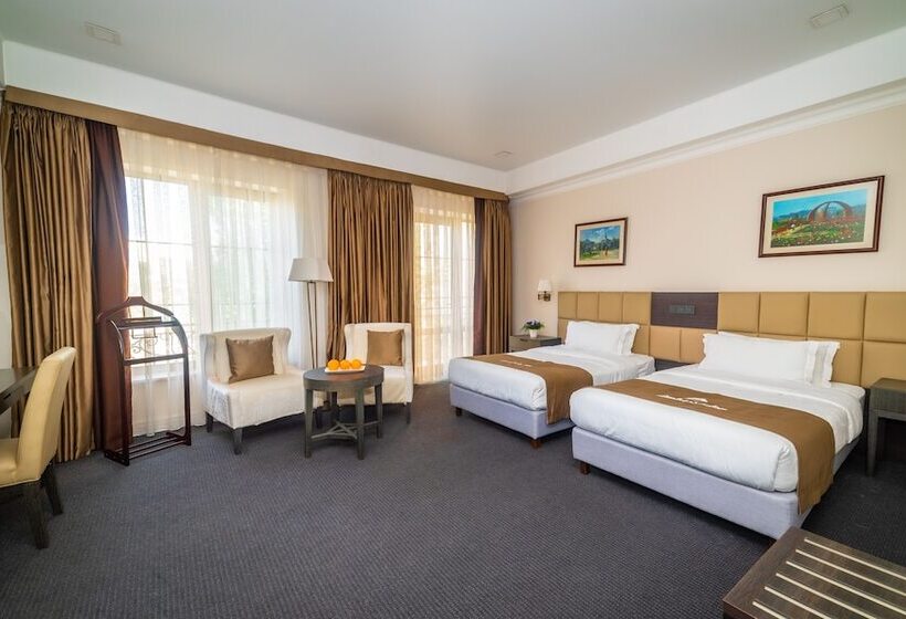 اتاق خانوادگی, Ambassador