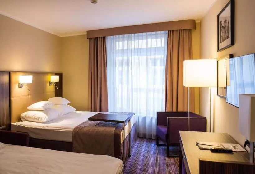 Standard Yhden Hengen Huone, Desilva Premium Opole