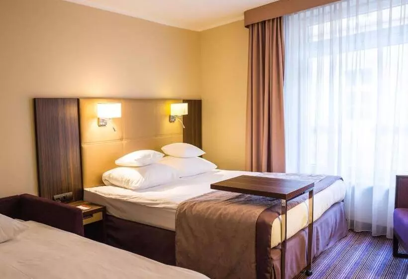 Standard Yhden Hengen Huone, Desilva Premium Opole