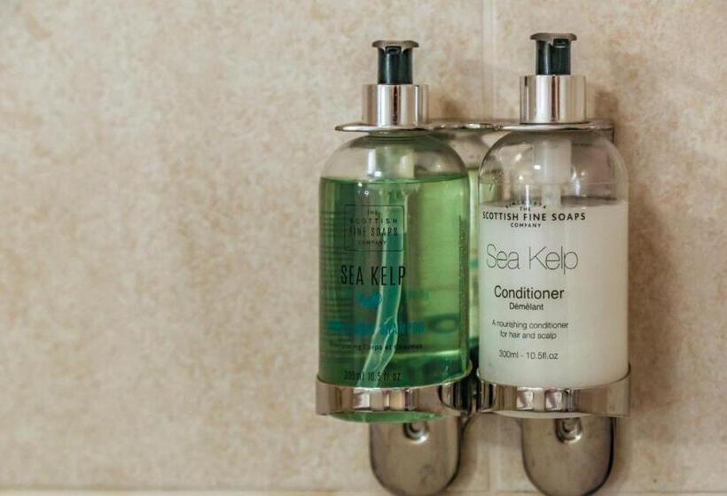 Quarto Familiar, Garrison