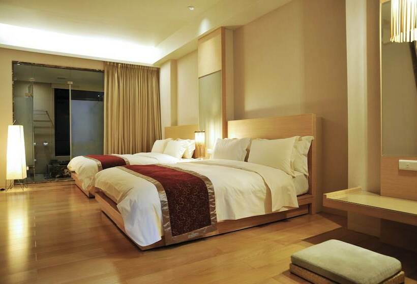 غرفة عائلية, Crownshine Resort